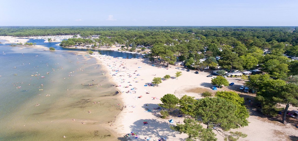 Campement près du lac de Biscarrosse rime avec activités nautiques